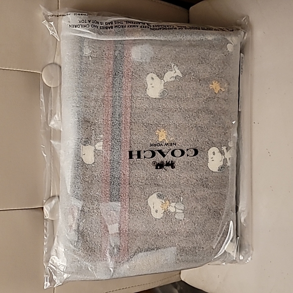 Coach X Peanuts Carry All Pouch In Sig. Canvas W Snoopy Woodstock Print … - Picture 2 of 3